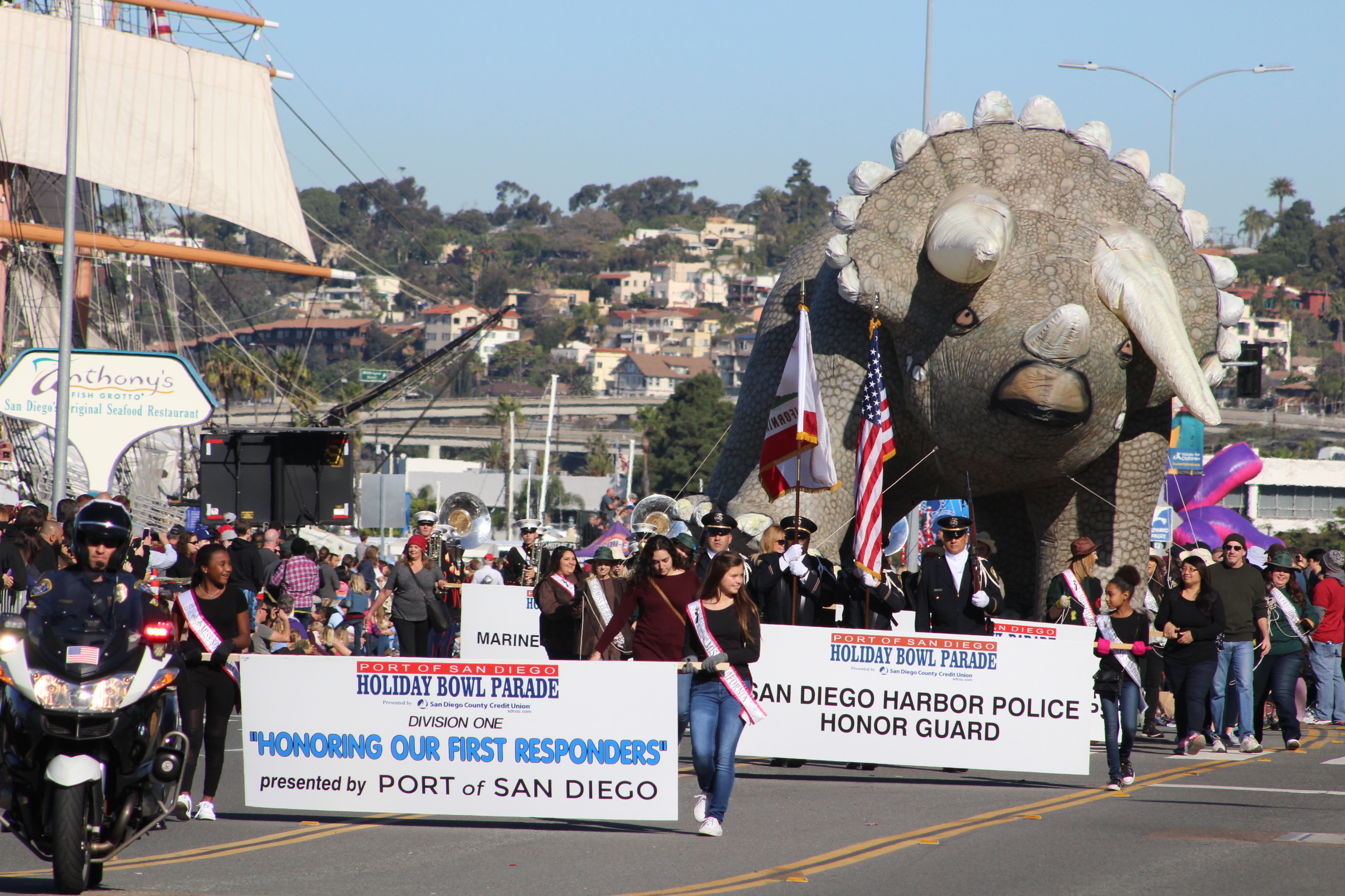 Thousands Flock To Holiday Bowl Parade San Diego County News