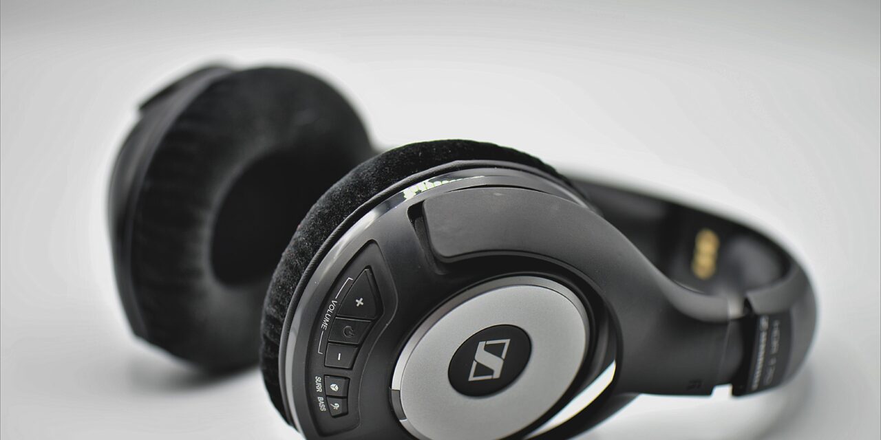 Wearing headphones during surgery may reduce nausea and vomiting afterward