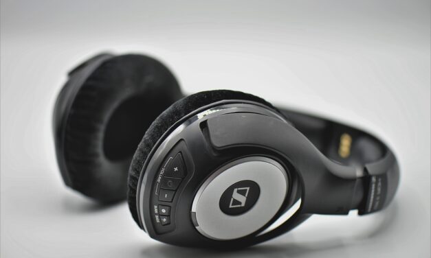 Wearing headphones during surgery may reduce nausea and vomiting afterward